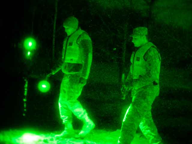 Las tropas del futuro podrían prescindir de las gafas de visión nocturna en  favor de inyecciones oculares para ver en la oscuridad - El Radar