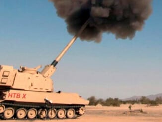 El obús Extended Range Cannon Artillery (ERCA) hace un disparo de prueba