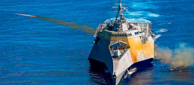 Littoral Combat Ship S Gabrielle Giffords (LCS 10) lanza un Naval Strike Missile