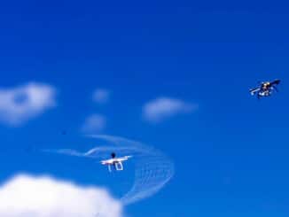 El cazador de drones de Fortem Technologies despliega una red para capturar un dron