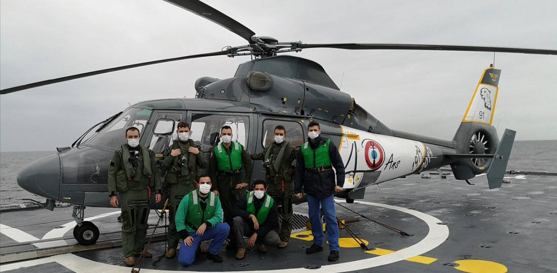 Helicóptero AS 365N configurados como SAR a bordo de la fragata La Fayette