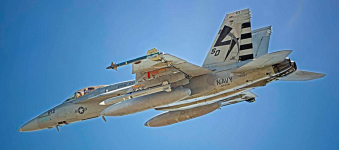 Un VX-23 F/A-18E lleva un AGM-88G AARGM-ER