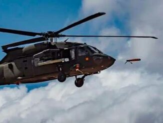 Black Hawk UH-60 lanza un mini-drone ALTIUS