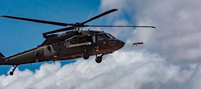 Black Hawk UH-60 lanza un mini-drone ALTIUS