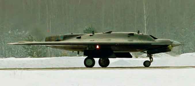 Sukhoi S-70 Okhotnik-B (Foto de TerHussein)