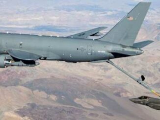 Un KC-46 reabastece a un F-35