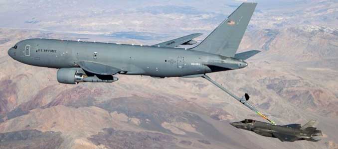 Un KC-46 reabastece a un F-35