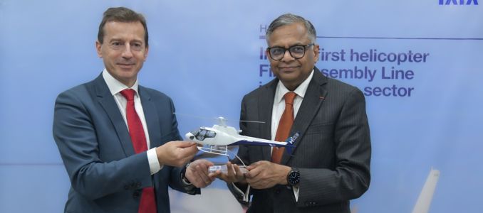 Guillaume Faury, director ejecutivo de Airbus (izqda.) y N. Chandrasekaran, presidente de Tata Group. (Foto: Airbus).